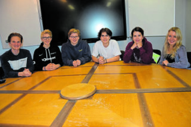 Berichten im König-Artus-Raum der IGS Buchholz von ihrem Engagement für die belarussische Demokratiebewegung (v. li.): die Schüler Sixtus Klein, Malte Thiel, Laurenz Soltau, Jan Grosser und die Lehrerinnen Tatiana Grosser und Anna Stern | Foto: ts