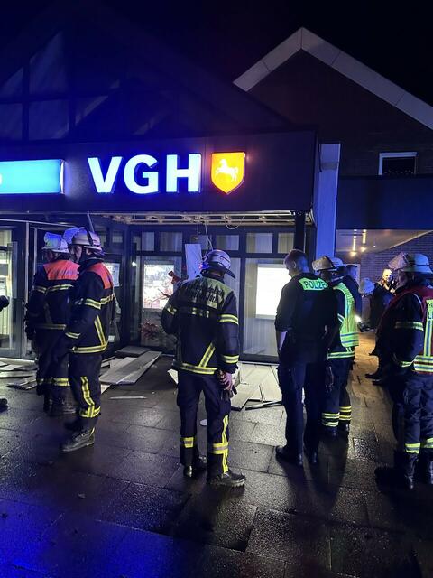 An einem Gebäude war ein Teil der Fassadenverkleidung auf den Fußweg gestürzt | Foto: Feuerwehr Jork