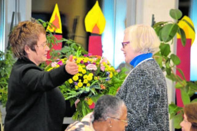 Grünen-Ratsfrau Sonja Kröger (li.) aus Handeloh umarmte Anne Renken zum Abschied | Foto: bim