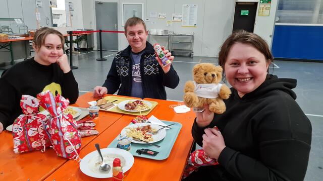 Die Geschenke – allen voran die Landkreis-Teddys – kamen bei den Bewohnern der Notunterkunft gut an.  | Foto: Daniel Beneke / LK Stade