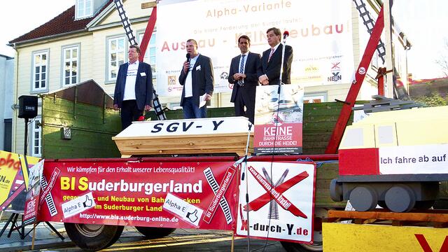 Die Y-Trasse, eine Neubautrasse entlang der A7, war eigentlich schon 2019 symbolisch beerdigt worden - im Beisen von Niedersachsens damaligem Umweltminister Olaf Lies (2. v. re.) und Enak Ferlemann, damaligs Parlamentarischer Staatssekretär im Bundesverkehrsministerium | Foto: Sievers / BI "Y-Monster"