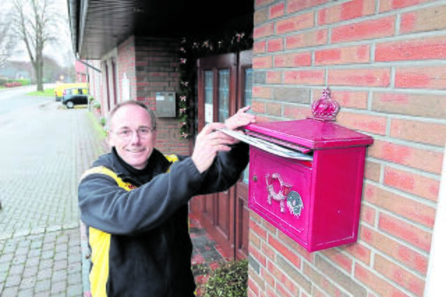  Bei seinen Wegen vom Auto zu den Briefkästen kommt er täglich auf rund 20.000 Schritte   | Foto: jd