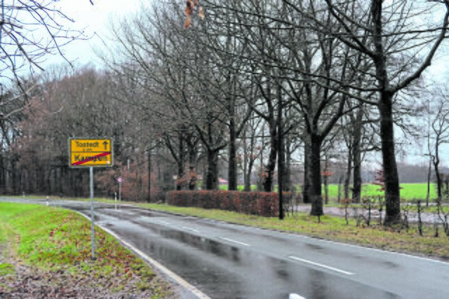 Die zweite Ausfahrt von Feuerwehr und Schützenverein liegen unmittelbar vor ewm 70-km/h-Schild | Foto: bim