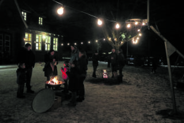 Gemütliches Beisammensein an den Feuerkörben | Foto: Schulförderverein