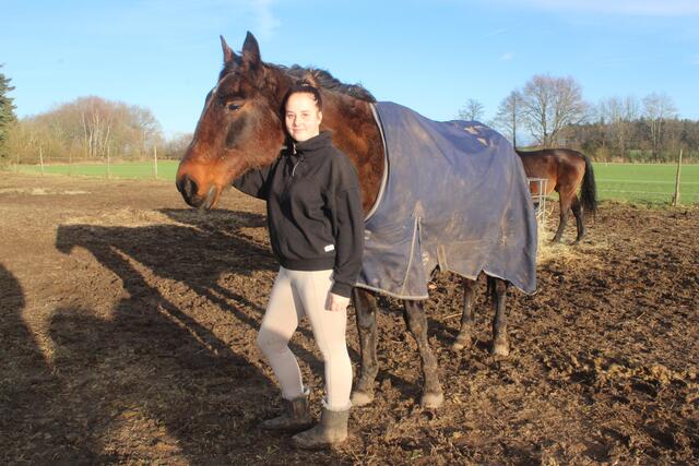 Sandy Haarke mit der Traberstute Holly, eines der ersten Pferde, die sie auf ihrem Gnadenhof aufnahm