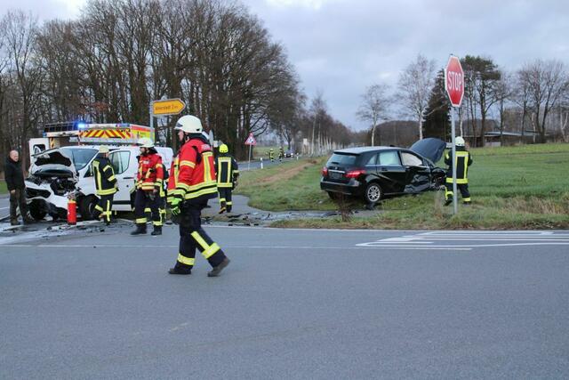 Der Mercedes wurde auf die Wiese geschleudert | Foto: Feuerwehr Ahlerstedt/Jürgen Bockelmann