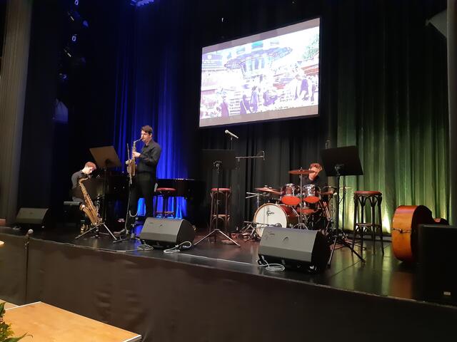 Für klasse Musik sorgten Luis Bassanese (Klavier), Peer Kleiner (Klarinette, Saxophon), Nele Steller (Kontrabass), Bent Walter (Schlagzeug) und Sänger Johannes Frommhold