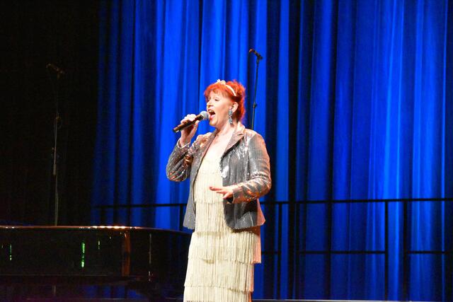 Charlotte Cavelle unterhielt die Zuhörer ausgezeichnet mit stimmungsvollen Gesang und britischem Humor | Foto: Axel-Holger Haase