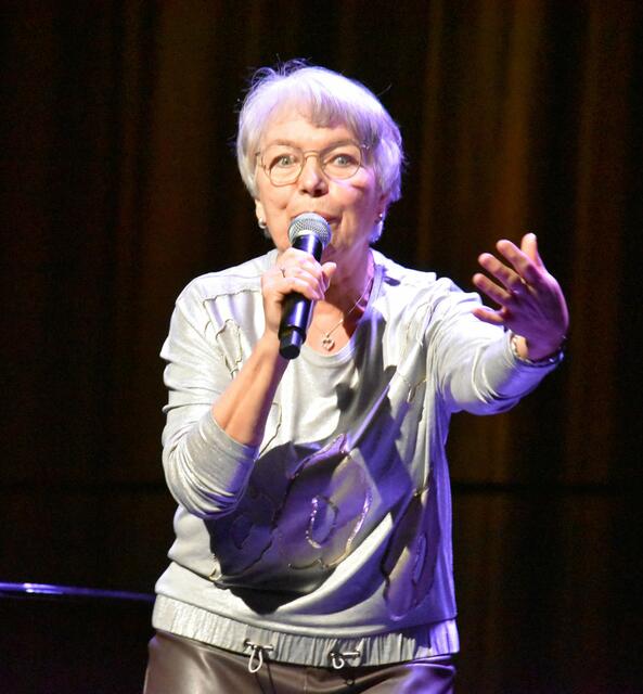Bärbel Hoffmann vom Gospelchor Buchholz brachte die Zuhörer mit ihrem Lied zum Schmunzeln | Foto: Axel-Holger Haase