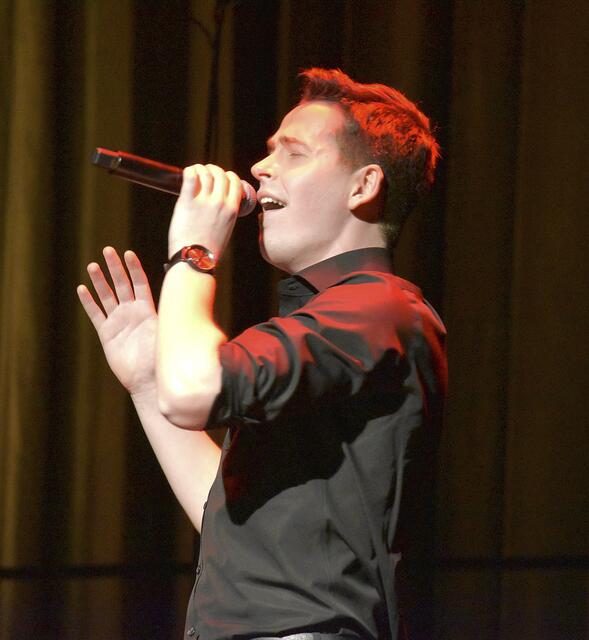 Sein Hüftschwung war unerreicht: Johannes Frommhold sang und tanzte  | Foto: Axel-Holger Haase