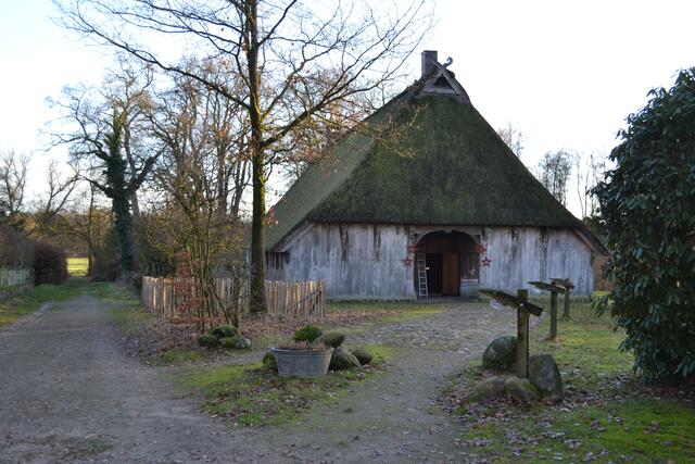 Das Luelff's Hus auf dem Hof Kröger. Hier finden u.a. Hochzeiten und Versammlungen statt  | Foto: bim