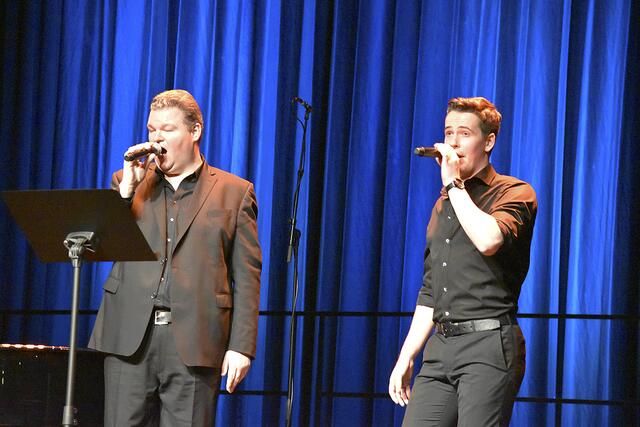 Nils Schwarzenberg (li.) und Johannes Frommhold sangen im Duett | Foto: Axel-Holger Haase