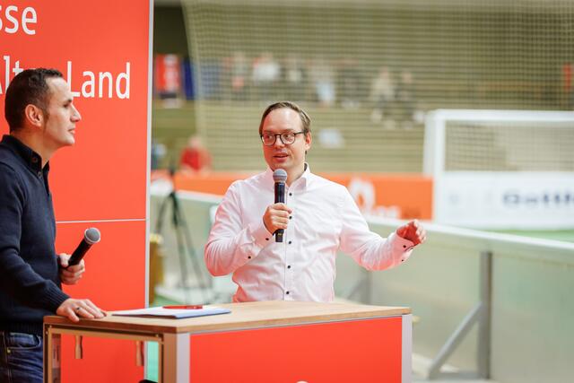 Fußball-Abteilungsleiter Torben Milbredt am Mikrophon | Foto: Jörg Struwe / www.picselweb.de