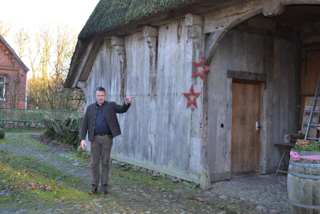 Klaus-Detlef Kröger informierte über die Geschichte der historischen Gebäude auf dem Hof Kröger | Foto: bim