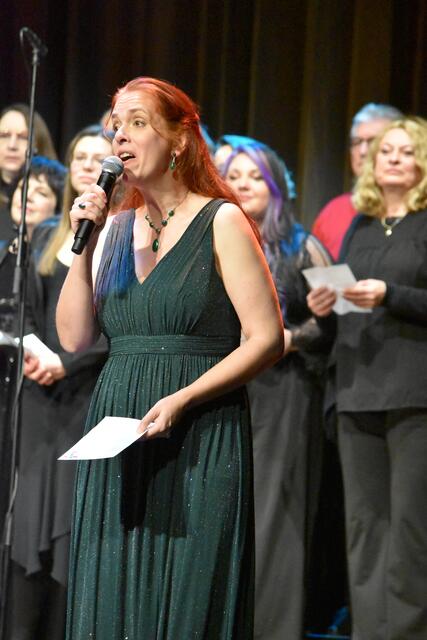 Ulrike Barz-Murauer beim Abschiedslied aller Interpreten | Foto: Axel-Holger Haase