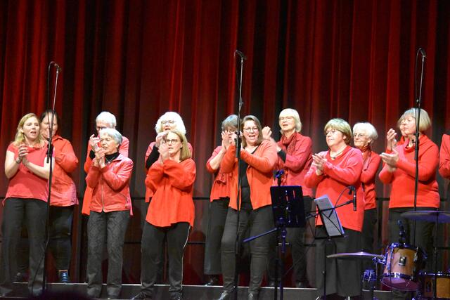 Der Gospelchor Buchholz brachte die Zuhörer zum Mitsingen und Mitklatschen | Foto: Axel-Holger Haase