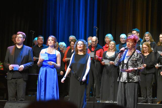 Zum Schluss sangen alle Interpretinnen und Interpreten das letzte Lied gemeinsam  | Foto: Axel-Holger Haase