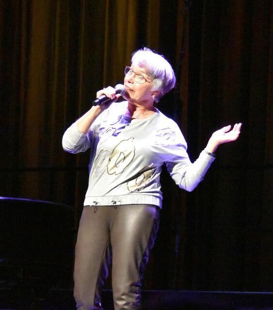 Mimik und Gesang gehören zusammen: Bärbel Hoffmann beweist es | Foto: Axel-Holger Haase