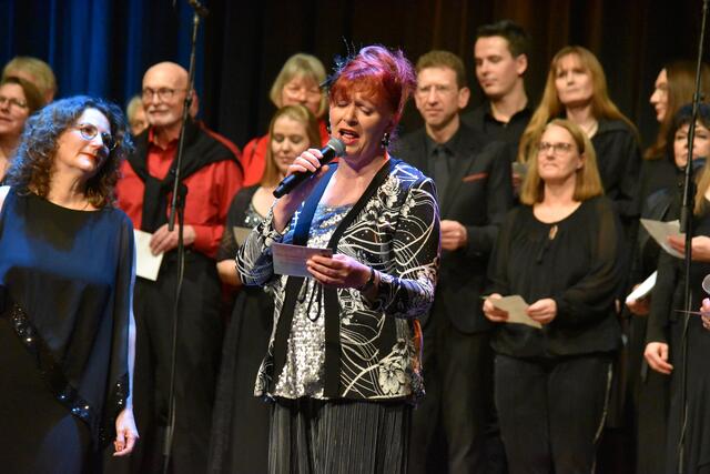 Charlotte Cavelle beim Abschiedslied, das alle Interpreten des Abends gemeinsam sangen | Foto: Axel-Holger Haase