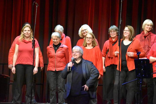 Pianistin und Chorleiterin Gudrun Scheske moderierte die Songs des Gospelchors Buchholz | Foto: Axel-Holger Haase