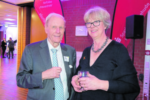 Unternehmer Horst Dörner im Gespräch mit Seevetals Bürgermeisterin Emily Weede