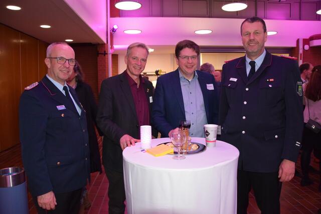 Kreisbrandmeister Volker Bellmann (v. li.), Hittfelds Ortsbürgermeister Helmut Dohrmann, Unternehmer Carsten Matthies und Gemeindebrandmeister Rainer Wendt sind guter Laune | Foto: ts