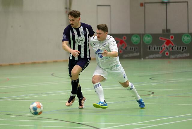 Packende Zweikämpfe gab es schon im Halbfinalspiel zwischen dem BFC (li.) und TuS Nenndorf zu sehen | Foto: cc
