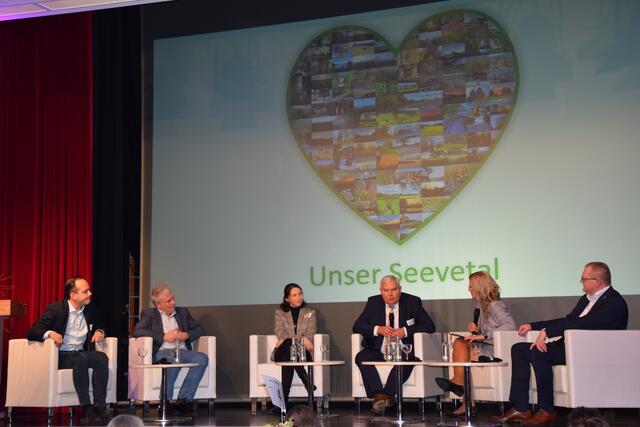 Eine Talkshow zu den Folgen von Digitalisierung bildet das Bühnenprogramm beim Neujahresempfang. Die Gäste (v. li.): Maximilian Schmidt (Geschäftsführer Arbeit und Leben Niedersachsen), Dr. Martin Kuhlmann (Direktor Soziologisches Forschungsinstitut Göttingen), Unternehmerin Dr. Inge Zöller (muldidos hamburg), Unternehmer Dr. Norbert Wilezich (Energieberatungszentrum Nord), Moderatorin Antje Diller-Wolff und Seevetals Hauptamtsleiter Mike Wille | Foto: ts