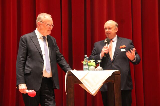 IHK-Hauptgeschäftsführer Christoph von Speßhardt (re.) im Wirtschaftstalk mit Ministerpräsident Stephan Weil