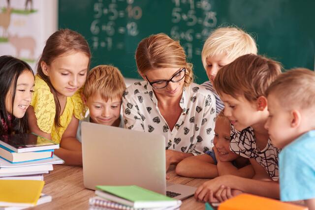 Für den Einsatz digitaler Lernmittel im Unterricht reicht ein Laptop pro Klasse nicht aus. Die Schulen müssen in diesem Bereich technisch aufgerüstet werden | Foto: Adobe Stock/gpointstudio
