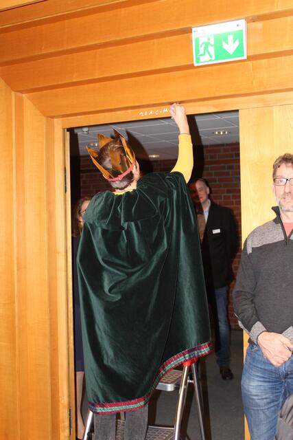 Einer der Sternsinger schrieb den Segen über die Tür des Rathaussaals  | Foto: pm