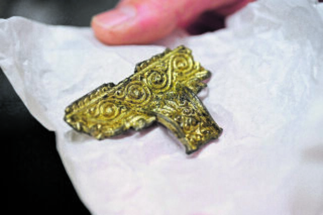 Zu den besonderen Kostbarkeiten zählen kleine, geheimnisvolle Artefakte aus Gold  | Foto: Daniel Beneke / LK Stade