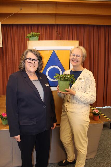Die stellvertretende Bürgermeisterin Roselies Schnack (li.) und Karin Schröder, Kultur und Vereinsbeauftragte der Gemeinde Neu Wulmstorf vertraten Bürgermeister Tobias Handtke beim Neujahrsempfang | Foto: pm