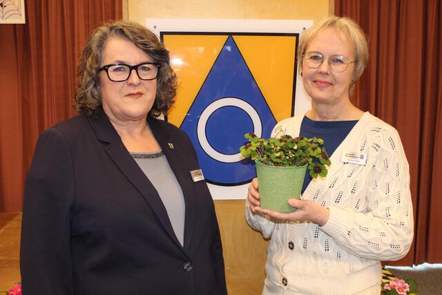 Die stellvertretende Bürgermeisterin Roselies Schnack (li.) und Karin Schröder, Kultur und Vereinsbeauftragte der Gemeinde Neu Wulmstorf vertraten Bürgermeister Tobias Handtke beim Neujahrsempfang | Foto: pm