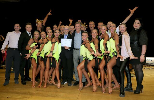 Das erfolgreiche A-Team von Blau-Weiss Buchholz mit Bürgermeister Jan-Hendrik Röhse und Vereins-Chef Arno Reglitzky (Mitte) mit seinen Trainern, das beim Auftaktturnier der 1. Bundesliga Zweiter wurde | Foto: cc