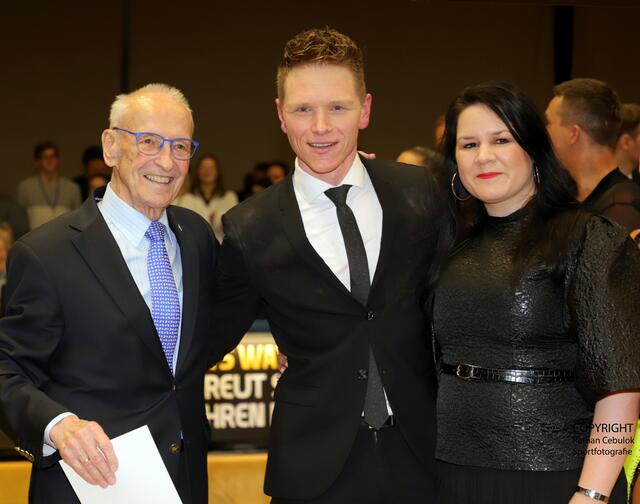 Blau-Weiss-Vorsitzender Arno Reglitzky (li.) gratuliert dem Buchholzer Trainer-Duo Christopher Voigt und Franziska Becker zum phantastischen zweiten Platz beim Heimturnier | Foto: cc