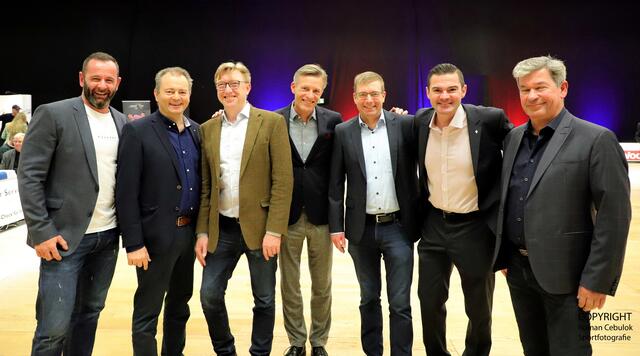 Die Förderer der Buchholzer Lateinformationen (v.l.): Florian Möschter (Vorsitzender von Buchholz Marketing), Stephan Schrader (WOCHENBLATT-Geschäftsführer), Frank Meyer (VGH Versicherungen), Jan-Hendrik Röhse (Buchholzer Bürgermeister), Dirk Hirsch (Erster Stadtrat), Stefan Weihrauch (Blau-Weiss-Geschäftsführer) und Holger Grundt (Grundt Karosserie- und Lackierzentrum) | Foto: cc