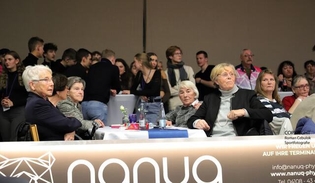 Die tanzsportbegeisterten Zuschauer waren voll zufrieden... | Foto: cc