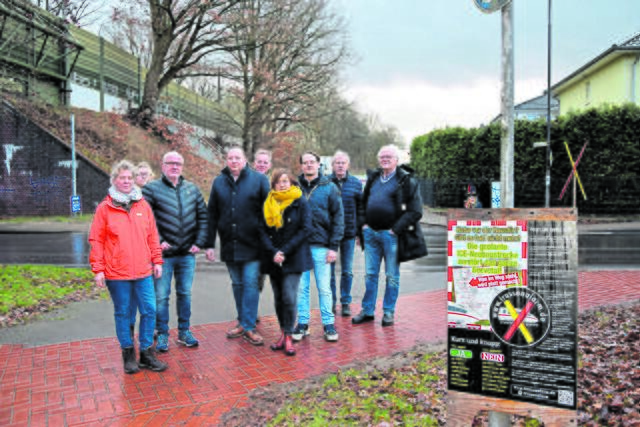 Der Bahnkorridor ist bereits eng an der Wohnbebauung: "Trassenalarm"-Mitglieder an der Bgm.-Heitmann-Straße in Meckelfeld  | Foto: ts