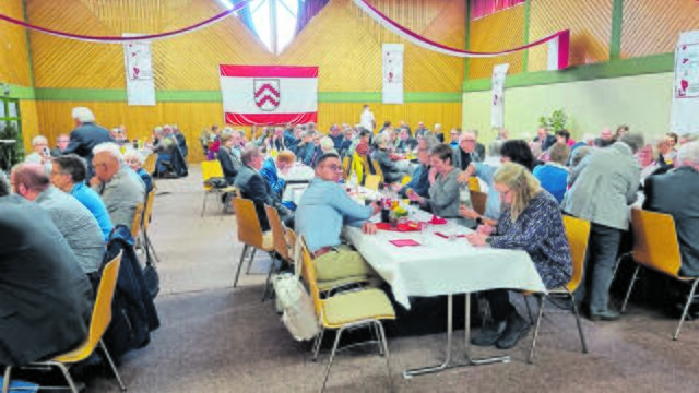 Fast 180 Bürger und Bürgerinnen in der Festhalle | Foto: ig