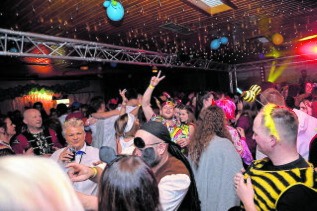 Kostümiert wird beim stimmungsvollen Lumpenball in der Schützenhalle bis in den Morgen ausgelassen gefeiert  | Foto: Faslamsclub Hanstedt