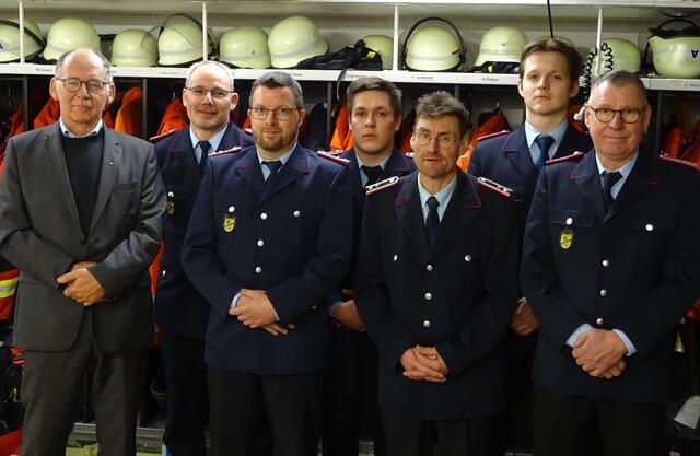 Beförderte und Ernannte mit dem stellvertretende Samtgemeinde-Bürgermeister Günter Rühe (v. li.): Mirko Menke, Benjamin Meyer, Henning Peters, Arne Ewald-Schnepel, Lucas Maaß und Axel Bernhart | Foto: Feuerwehr Hanstedt