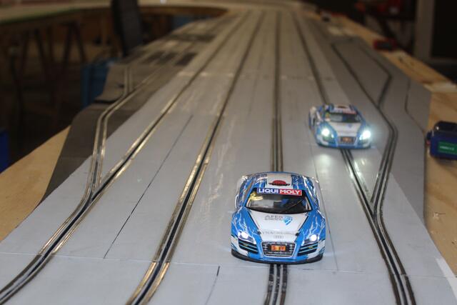 Die Fahrzeuge sind im Maßstab 1:24