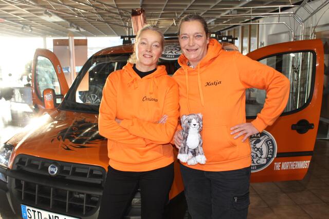 Das Schwestern-Duo Katja Heine-Schulz (re.) und Corinna Kunze mit dem Cat-Mobil und ihrem Maskottchen | Foto: pm