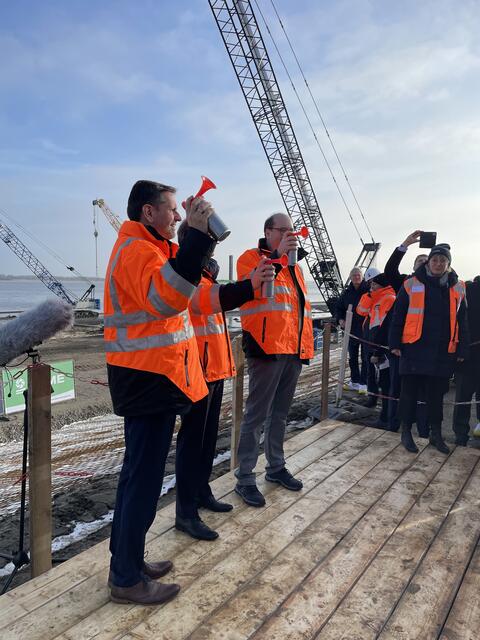 Mit "Luftdruck-Tröten" gaben sie das Signal zum ersten Rammschlag (v.li.): Wirtschaftsminister Olaf Lies, Geschäfts­führung der Niedersachsen Ports Holger Banik und Energieminister Christian Meyer | Foto: pm