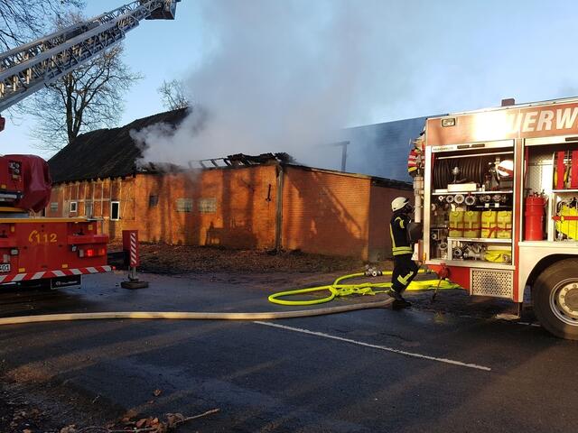 Das Übergreifen der Flammen auf ein Wohnhaus konnte verhindert werden | Foto: Polizei Stade