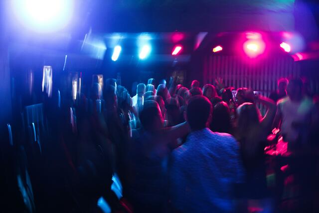 Wurden den Frauen in der Disco K.o.-Tropfen untergemischt? | Foto: Pexels / Maurício Mascaro
