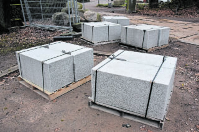Die neuen Granitplatten liegen schon bereit... | Foto: Axel-Holger Haase
