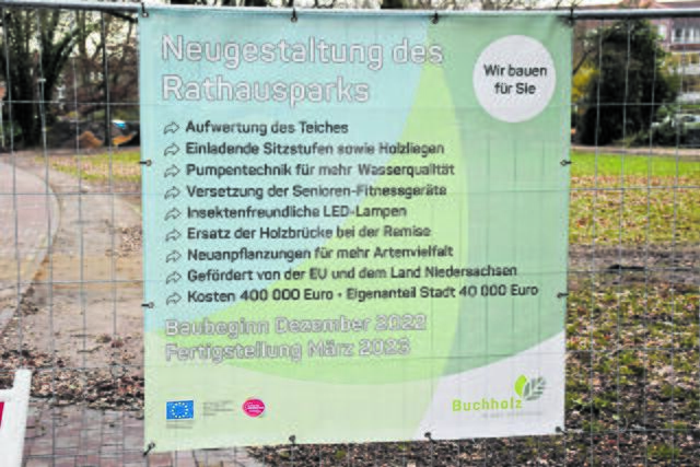 Ein Banner weist auf die Sperrung des Rathausparks und die Neugestaltung hin | Foto: Axel-Holger Haase
