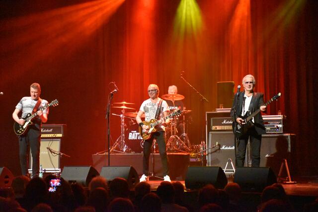 Das Publikum in der Empore klatschte bei den Hits sofort mit | Foto: Axel-Holger Haase